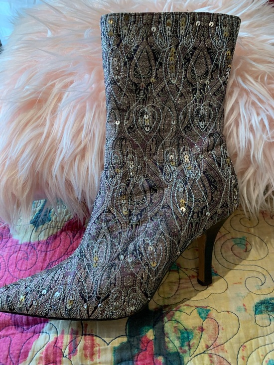 Shoes - 🔥SALE🔥MICHELLE🩷PAISLEY METALLIC BAROQUE-STYLE BOOTIES!